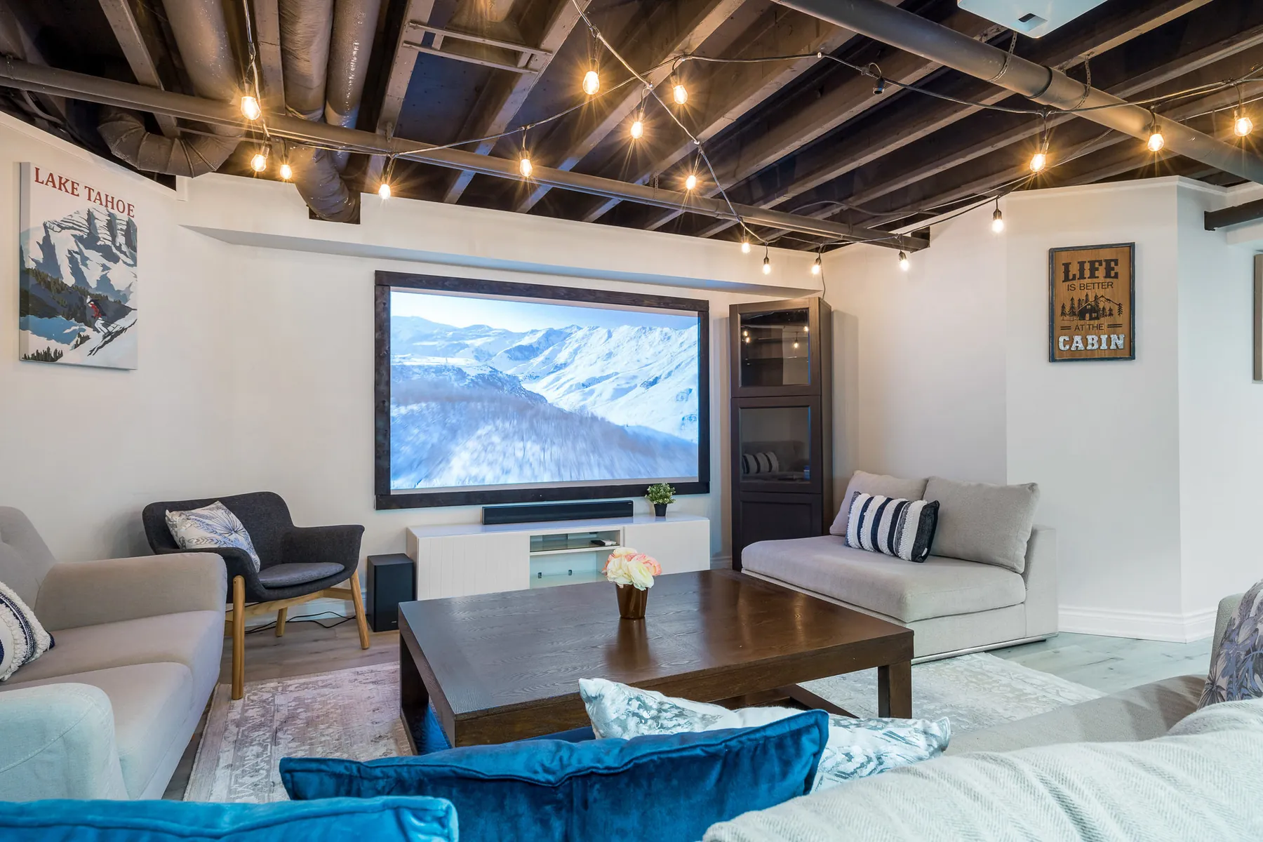 Entertainment lounge